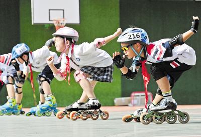 6月23日，邯鄲市邯山區(qū)實驗小學(xué)的學(xué)生在練習(xí)輪滑。 當(dāng)日是國際奧林匹克日，該小學(xué)開展了“我運動、我健康、我快樂”為主題的體育活動，通過足球、籃球、武術(shù)、輪滑、擊劍等運動，讓學(xué)生們享受運動健身的快樂，感受運動的魅力。 河北日報通訊員 郝群英攝