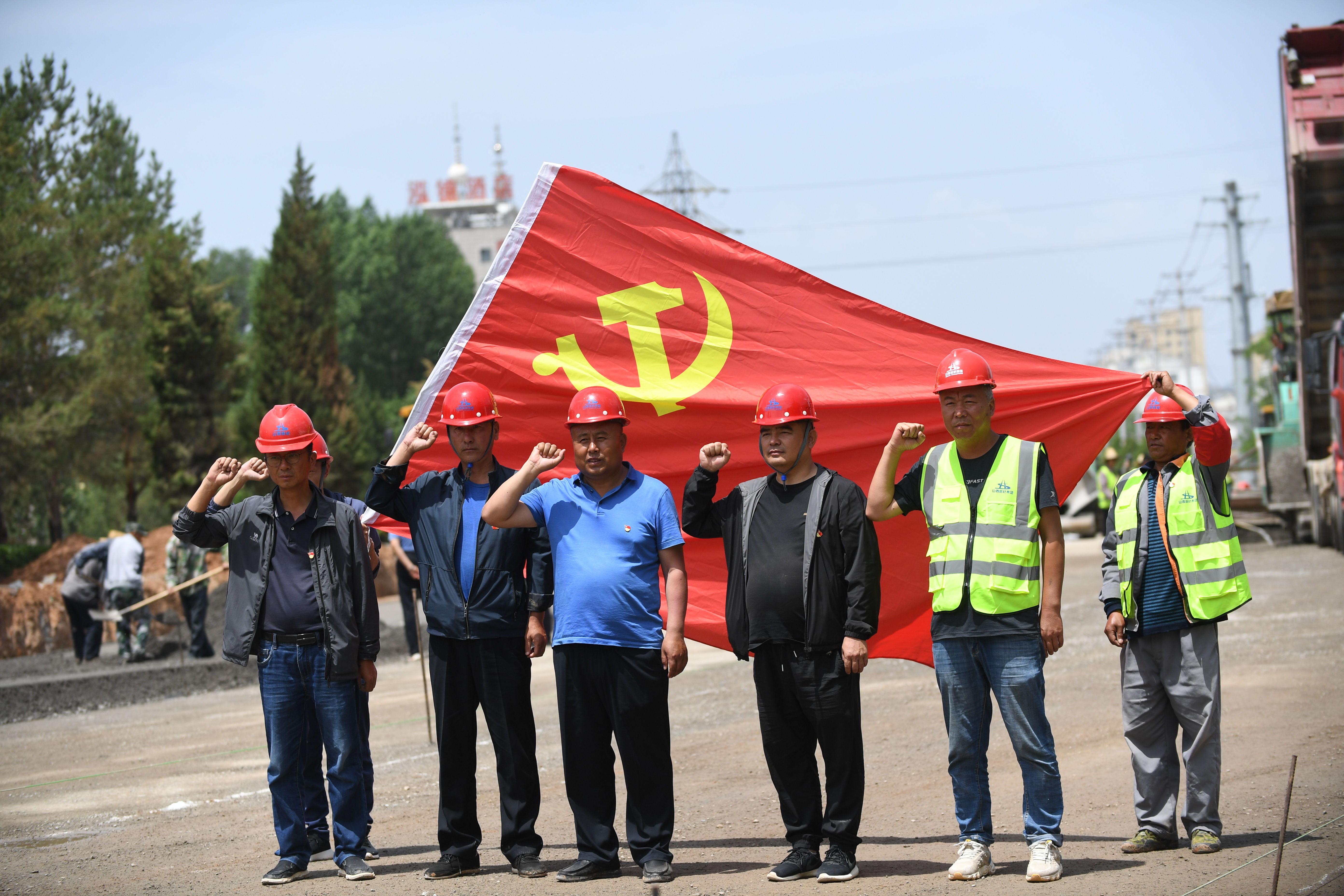 路橋工人在黨旗下宣誓。圖片由路橋公司提供