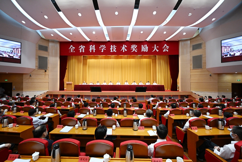 圖為江蘇省科學(xué)技術(shù)獎勵大會現(xiàn)場。吳勝攝