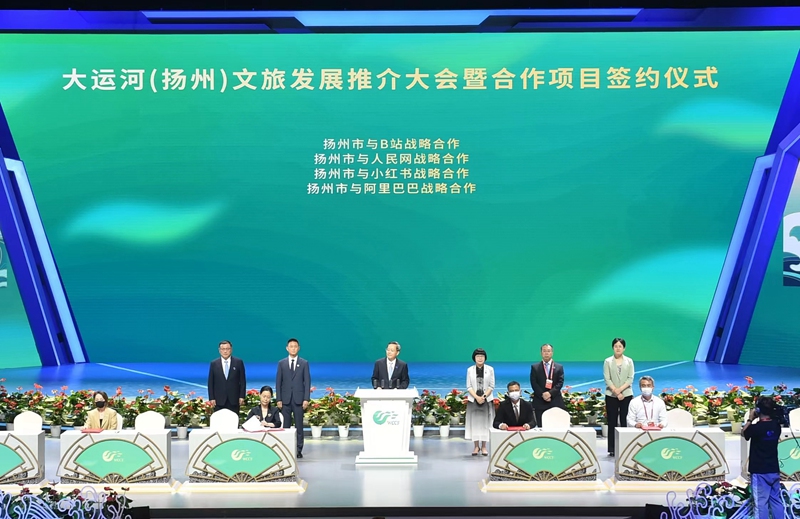 揚州市副市長劉流與人民網股份有限公司江蘇分公司總經理汪崢嶸作為代表分別簽署了戰(zhàn)略合作協(xié)議。文斌攝