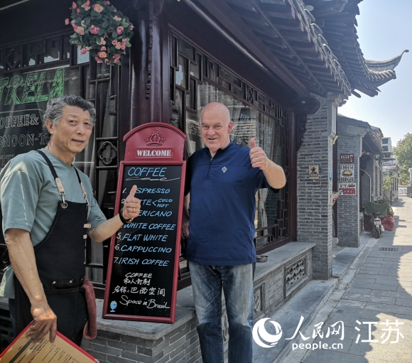 愛逛古巷的巴西人和揚(yáng)州朋友在仁豐里開了一家西餐廳。 人民網(wǎng) 張玉峰攝