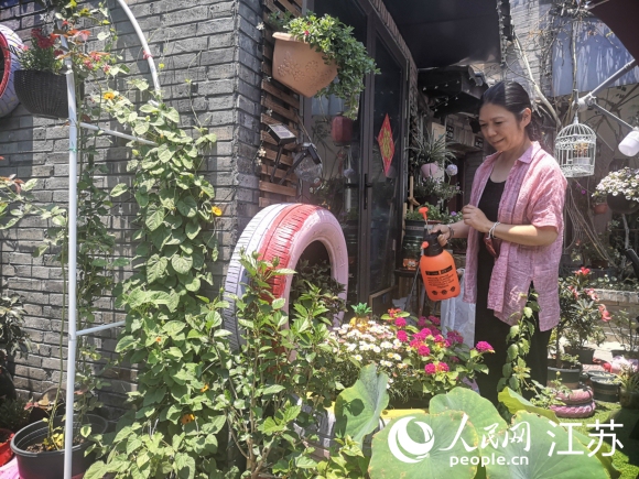 原在上海工作的袁荔退休后重回?fù)P州古城生活。 人民網(wǎng) 張玉峰攝