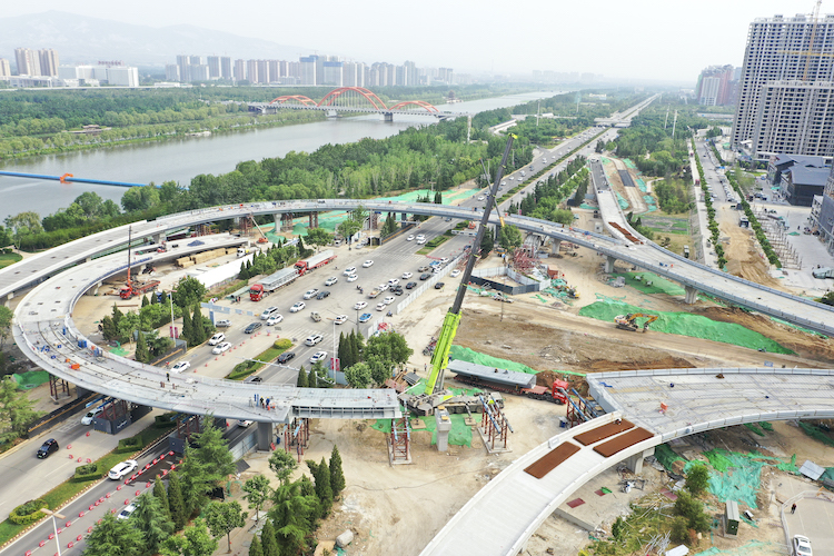 市區(qū)五一路快速通道工程西段順利合龍。