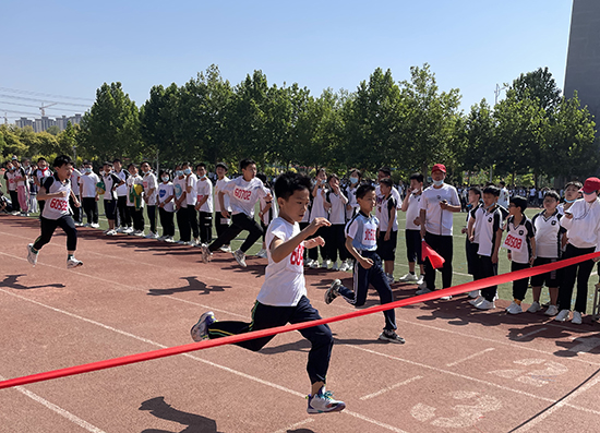 河北省威縣第四小學(xué)學(xué)生組織短跑比賽。 趙國(guó)華攝