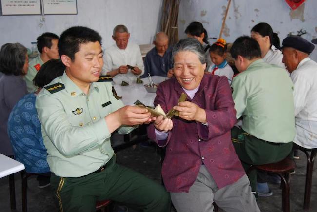 趙德恒與孤寡老人共度端午佳節(jié) 。 濱州市公安局海岸警察支隊岔尖派出所供圖