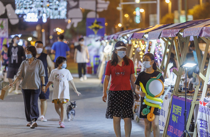 青年無限宇宙潮動市集匯聚眾多文創(chuàng)產(chǎn)品，豐富市民夜生活。王英浩攝