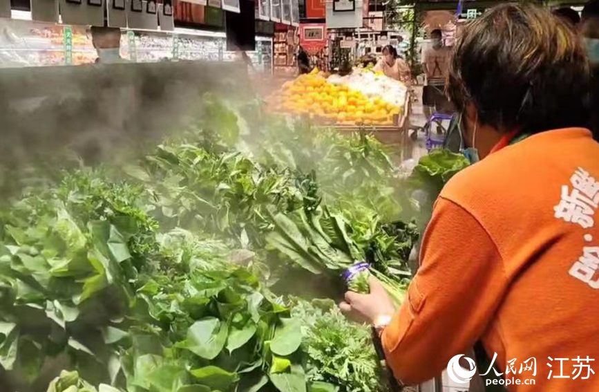 在大潤(rùn)發(fā)長(zhǎng)江北路店里，果蔬、肉蛋等生活必需品種類齊全，供應(yīng)充足，市民正有序選購(gòu)。無(wú)錫市委網(wǎng)信辦供圖