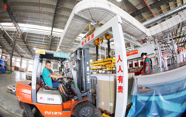 沭陽縣一公司車間內(nèi)一派緊張有序的繁忙景象。沭陽縣委宣傳部供圖