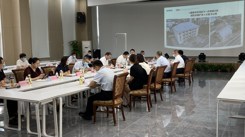 河東區(qū)委書記范少軍一行深入老電建公司辦公園區(qū)就盤活園區(qū)工作進行部署研究。河東區(qū)供圖