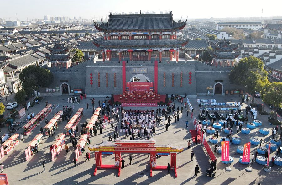 城門(mén)掛春聯(lián)，金湖沖刺“開(kāi)門(mén)紅”。陳義寶攝