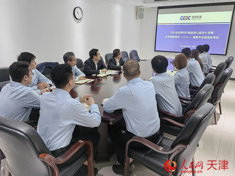 近日，中能建路橋工程有限公司領導班子成員與員工開會討論，如何根據(jù)今年的項目招聘合適的優(yōu)秀人才。  人民網(wǎng) 孫翼飛攝