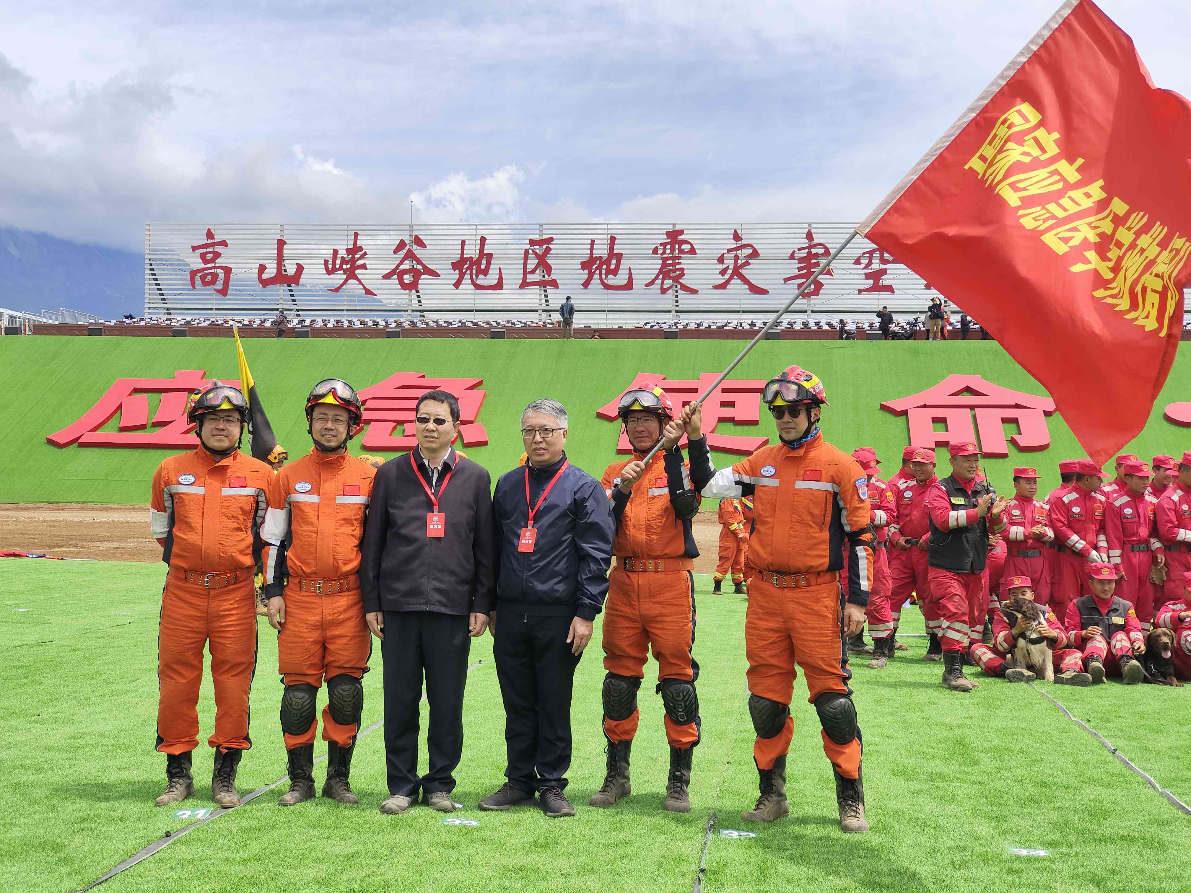 呂國(guó)忠以總領(lǐng)隊(duì)身份，帶領(lǐng)國(guó)家應(yīng)急醫(yī)學(xué)救援隊(duì)演練。受訪者供圖