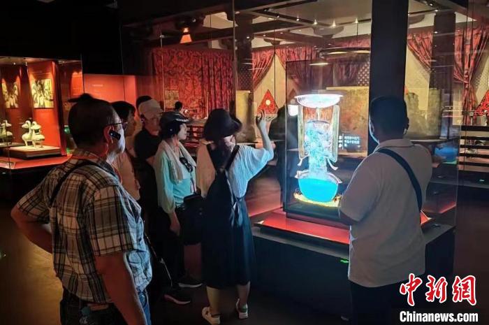 圖為臺灣新北市永和區(qū)里長聯(lián)誼會江西參訪團一行在南昌漢代?；韬顕z址博物館內(nèi)參觀展出的珍貴文物?！●樞↓?攝