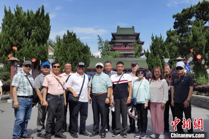 圖為臺灣新北市永和區(qū)里長聯(lián)誼會江西參訪團一行在南昌滕王閣前合影?！×鴷缘?攝