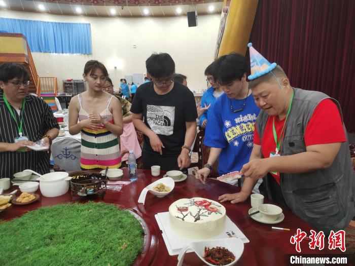 圖為內(nèi)蒙古臺(tái)辦為臺(tái)胞過(guò)生日。　李?lèi)?ài)平 攝