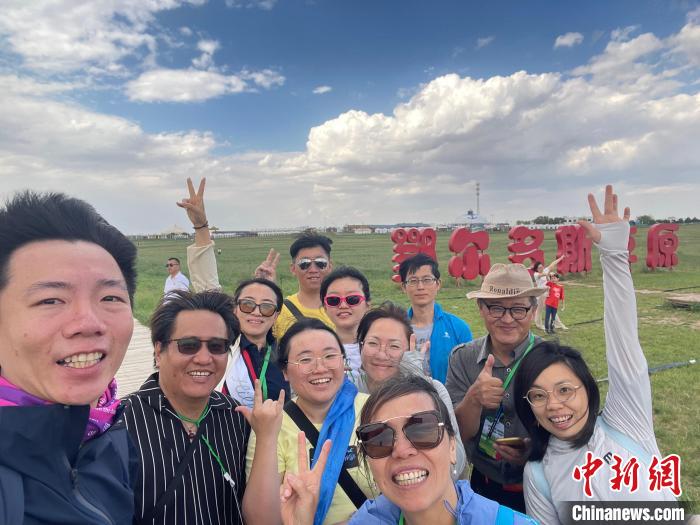 圖為臺(tái)胞在鄂爾多斯草原合影。　葉冠賢 攝