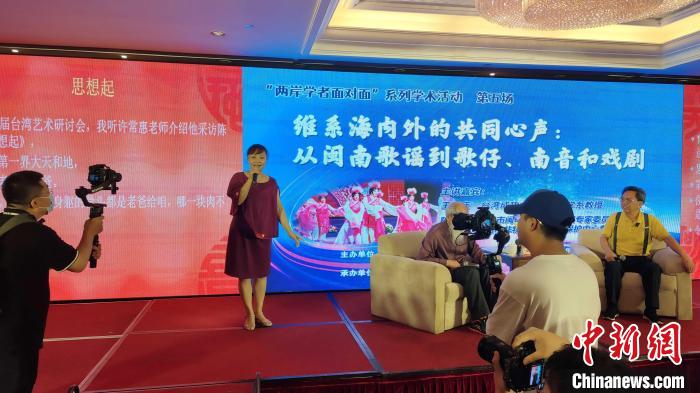 歌仔說唱非遺傳承人張?jiān)缕寂楷F(xiàn)場演唱?！罘?攝