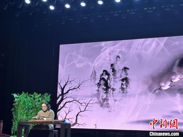 閩派古琴名家陳志強(qiáng)演奏一曲《流水》。　張麗君 攝