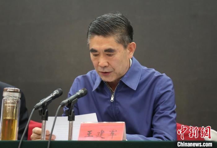 圖為青海省委書記王建軍出席會(huì)議并作講話。　張?zhí)砀?攝