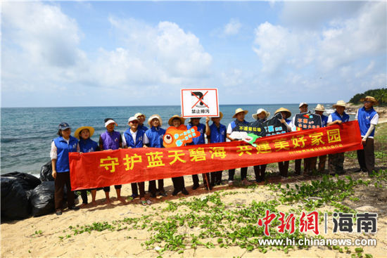 環(huán)保志愿者呼吁停止隨地扔垃圾、破壞環(huán)境等不文明行為。