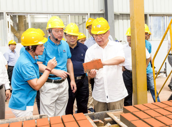 2019年6月21日下午，省長沈曉明在三亞建筑廢棄物綜合利用廠，查看用建筑廢棄物綜合處理后制成的再生水泥磚。海南日?qǐng)?bào)記者 宋國強(qiáng) 攝