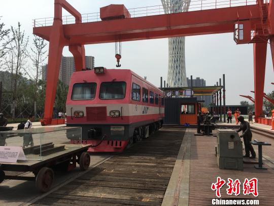 公園內(nèi)的火車車廂與貨場龍門吊等工業(yè)遺跡?！「呒t超 攝