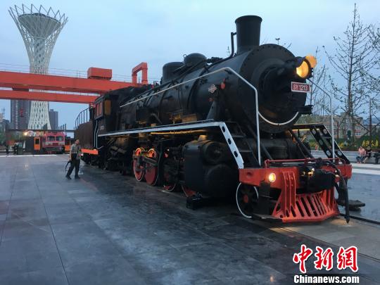 公園內(nèi)保留布置了蒸汽時代火車頭?！「呒t超 攝