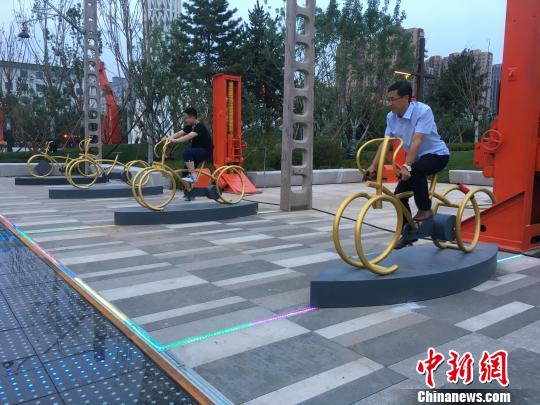 市民使用公園內(nèi)的健身設(shè)施?！「呒t超 攝