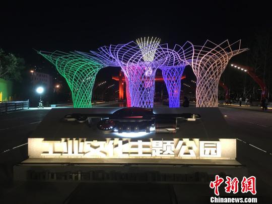 夜晚，奧運“五色樹”的燈光?！「呒t超 攝