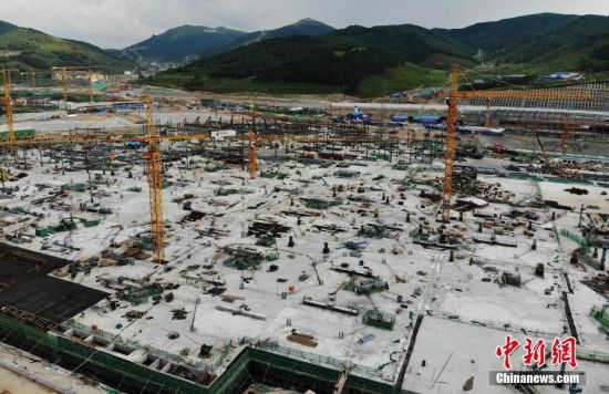 6月28日，航拍鏡頭下的河北張家口冬奧會太子城冰雪小鎮(zhèn)項目。太子城冰雪小鎮(zhèn)項目位于2022年冬奧會張家口賽區(qū)核心區(qū)，連接張家口賽區(qū)云頂和古楊樹兩個競賽場館群，建成后將承擔(dān)賽時核心區(qū)配套保障功能，提供冬奧頒獎、貴賓接待、交通換乘、休閑娛樂等服務(wù)，賽后將成為一座國際化四季度假小鎮(zhèn)。 中新社記者 楊艷敏 攝