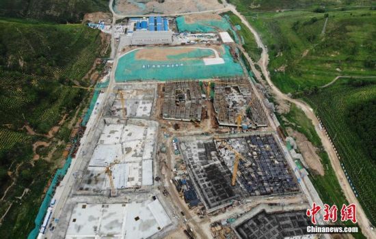 6月28日，航拍鏡頭下的河北張家口冬奧會太子城冰雪小鎮(zhèn)項目。太子城冰雪小鎮(zhèn)項目位于2022年冬奧會張家口賽區(qū)核心區(qū)，連接張家口賽區(qū)云頂和古楊樹兩個競賽場館群，建成后將承擔(dān)賽時核心區(qū)配套保障功能，提供冬奧頒獎、貴賓接待、交通換乘、休閑娛樂等服務(wù)，賽后將成為一座國際化四季度假小鎮(zhèn)。 中新社記者 楊艷敏 攝