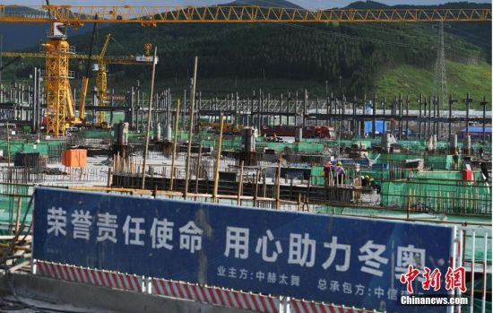6月28日，河北張家口冬奧會太子城冰雪小鎮(zhèn)項目現(xiàn)場。太子城冰雪小鎮(zhèn)項目位于2022年冬奧會張家口賽區(qū)核心區(qū)，連接張家口賽區(qū)云頂和古楊樹兩個競賽場館群，建成后將承擔(dān)賽時核心區(qū)配套保障功能，提供冬奧頒獎、貴賓接待、交通換乘、休閑娛樂等服務(wù)，賽后將成為一座國際化四季度假小鎮(zhèn)。 中新社記者 楊艷敏 攝