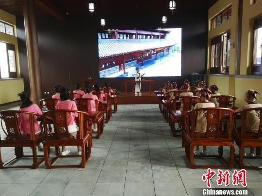 學(xué)生們在大原書院誦讀國學(xué)經(jīng)典。　王鵬 攝