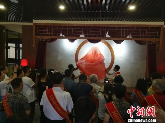 為董子石像揭幕?！⊥貔i 攝