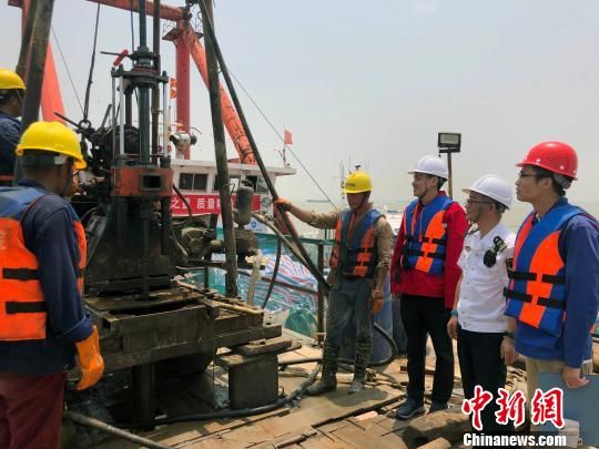圖為勘察設(shè)計(jì)人員與常熟海事局執(zhí)法船在現(xiàn)場(chǎng)配合鉆探施工?！∥赫?攝