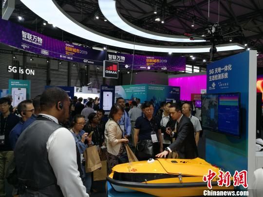 圖為現(xiàn)場(chǎng)人員講解5G“天地一體化”生態(tài)檢測(cè)系統(tǒng)?！∪伟厮?攝