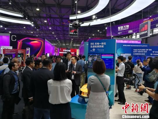 雄安新區(qū)展臺(tái)吸引不少眾多觀眾駐足關(guān)注?！∪伟厮?攝
