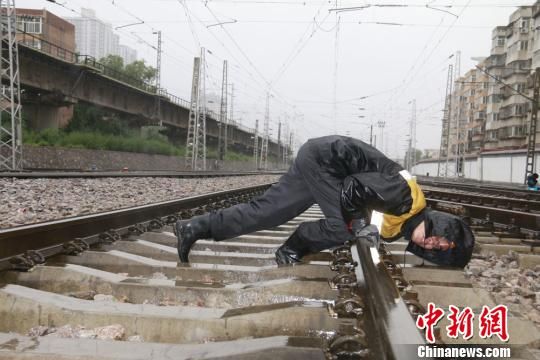 蘭州西工務(wù)段蘭州線路車間職工檢查線路幾何尺寸。　王光輝 攝