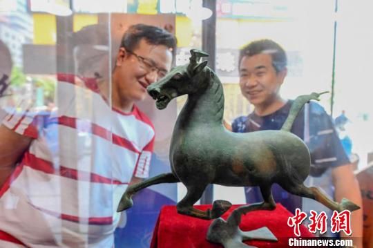 甘肅省博物館將榮登《國(guó)家寶藏》的文物銅奔馬和人頭形器口彩陶瓶搬到了絲路如意餐廳，讓顧客在餐廳內(nèi)就能近距離的和文物面對(duì)面。　鐘欣 攝