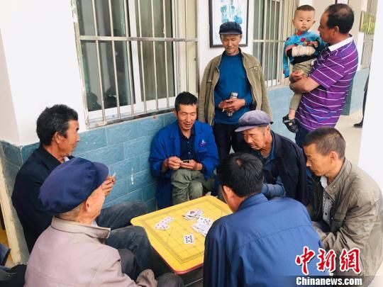 圖為老年人“興趣驛站”中的棋牌組。　艾慶龍 攝