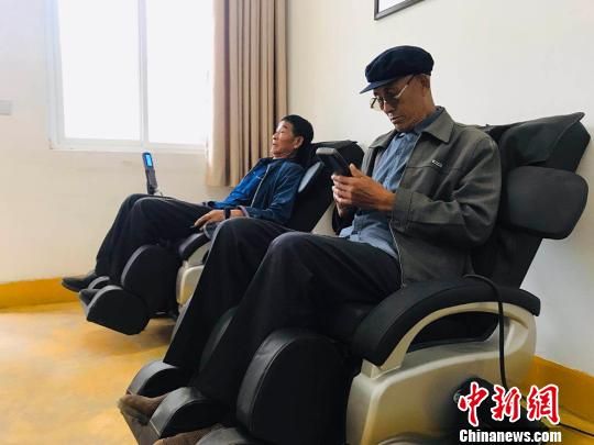 袁家壩村老年人使用按摩椅?！“瑧c龍 攝