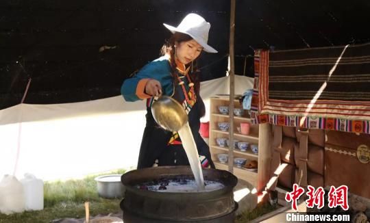 圖為展示瑪曲藏民族傳統(tǒng)特色美食制作工藝?！＄娦?攝