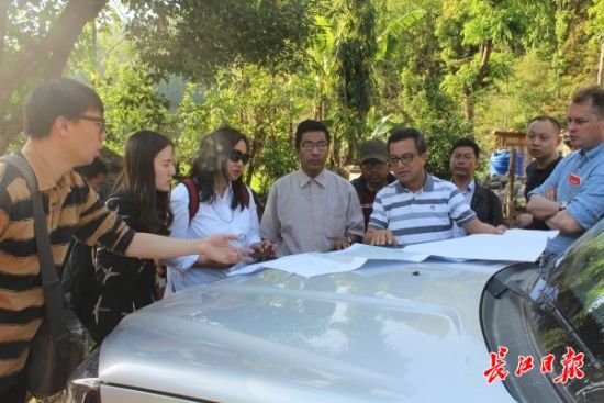 在尼泊爾，武漢市土地利用和城市空間規(guī)劃研究中心設(shè)計團隊現(xiàn)場踏勘。(武漢市土地利用和城市空間規(guī)劃研究中心 供圖)