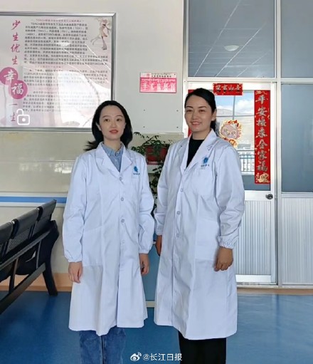 “有醫(yī)生嗎？有人暈倒了！”武漢協(xié)和醫(yī)院援藏醫(yī)療隊(duì)員聽到呼救就沖了上去