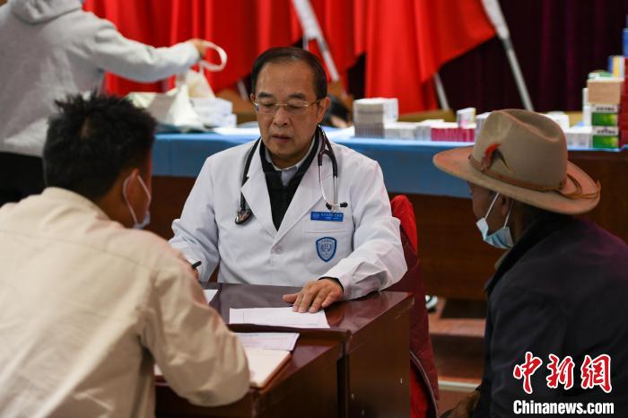 北京大學(xué)人民醫(yī)院心臟中心副主任、博士生導(dǎo)師王偉民為農(nóng)牧民問(wèn)診?！〗w波 攝