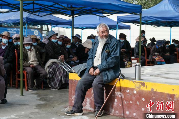 圖為日喀則桑珠孜區(qū)東嘎鄉(xiāng)農(nóng)牧民在義診室外等待?！〗w波 攝