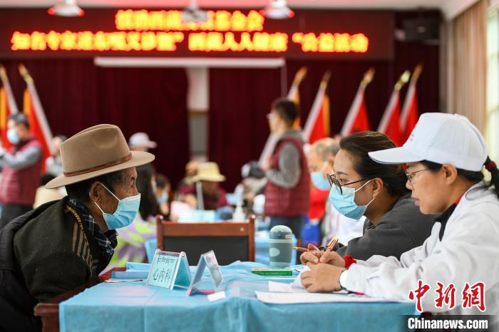 圖為9月11日，西藏日喀則桑珠孜區(qū)東嘎鄉(xiāng)義診現(xiàn)場(chǎng)?！〗w波 攝