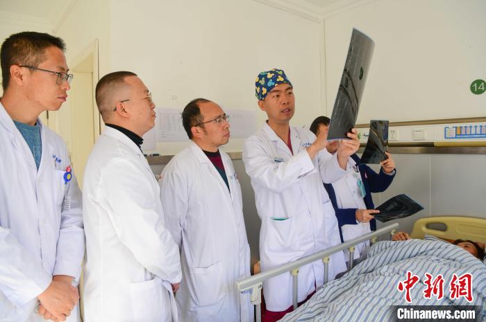 圖為醫(yī)療援藏專家何蔚(站右二)與馮敬云(左二)、廖濤(左三)等人討論患者病情。(資料圖) 貢嘎來松 攝