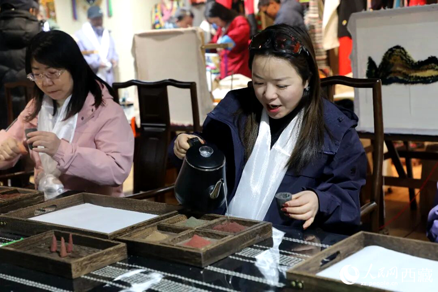 游客在“雅礱里”文化藝術(shù)街區(qū)非遺展館體驗(yàn)制作藏香。在工作人員的指導(dǎo)下，游客親手揉搓香泥、壓制成型，感受藏族傳統(tǒng)非遺技藝的魅力。人民網(wǎng)記者 吳雨仁攝