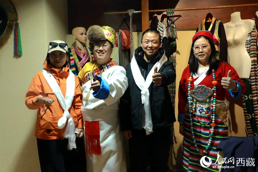 游客在扎西曲登社區(qū)體驗(yàn)藏族服飾文化。大家身著色彩鮮艷的藏裝，佩戴特色飾品，臉上洋溢著喜悅的笑容。人民網(wǎng)記者 吳雨仁攝